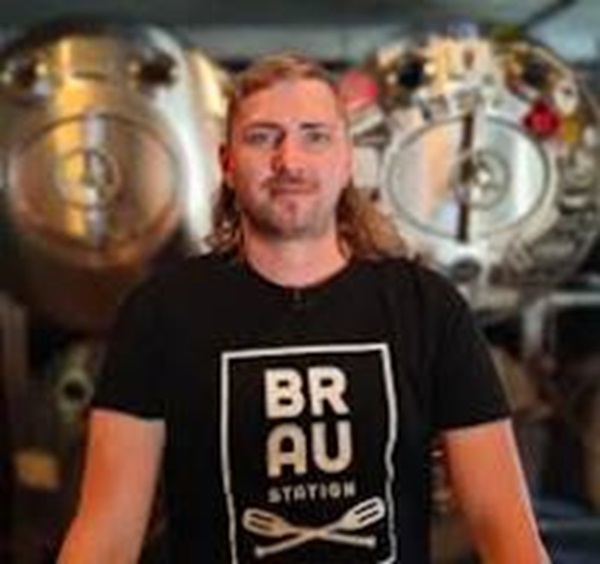https://xn--mnstertler-bier-6kb51b.de/wp-content/uploads/2025/05/Adrian-mit-Braustation-600-pixel.jpg